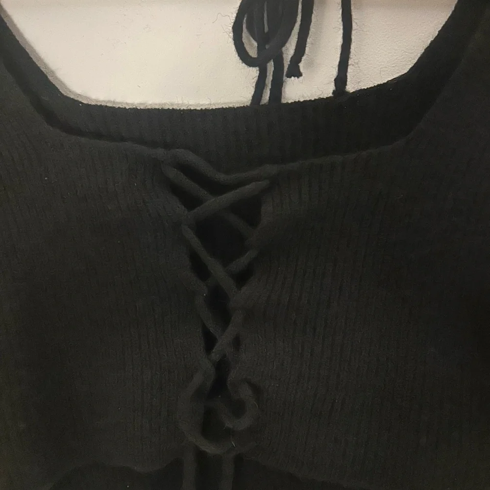 Elegant Black Knit Women's cropped sweater - Picture 4 of 5